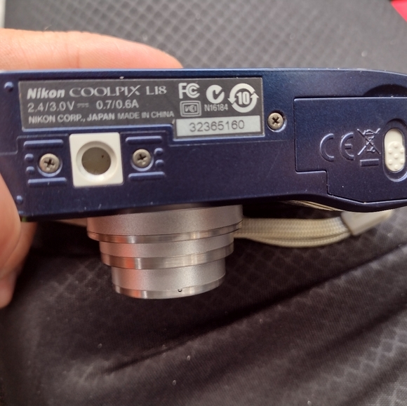 Nikon Coolpix L18 digital camera with free carrying case - Picture 5 of 7